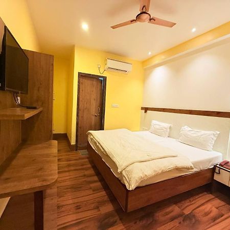 Shivam Hotel Varanasi - Near Kashi Vishwanath Temple With Parking And Lift Екстериор снимка