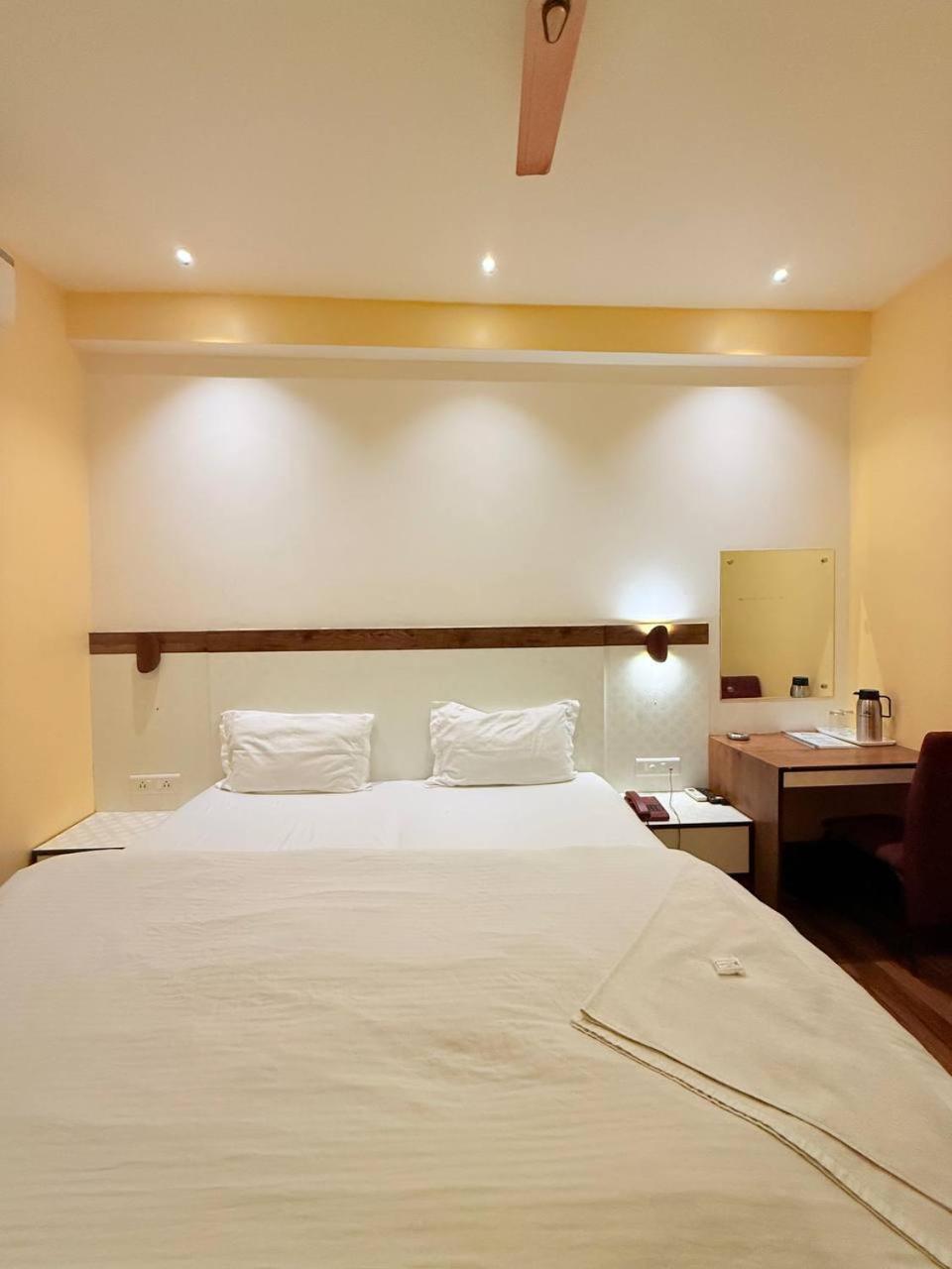 Shivam Hotel Varanasi - Near Kashi Vishwanath Temple With Parking And Lift Екстериор снимка