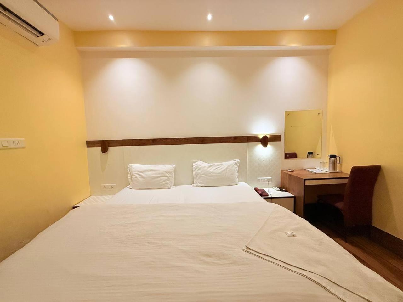 Shivam Hotel Varanasi - Near Kashi Vishwanath Temple With Parking And Lift Екстериор снимка