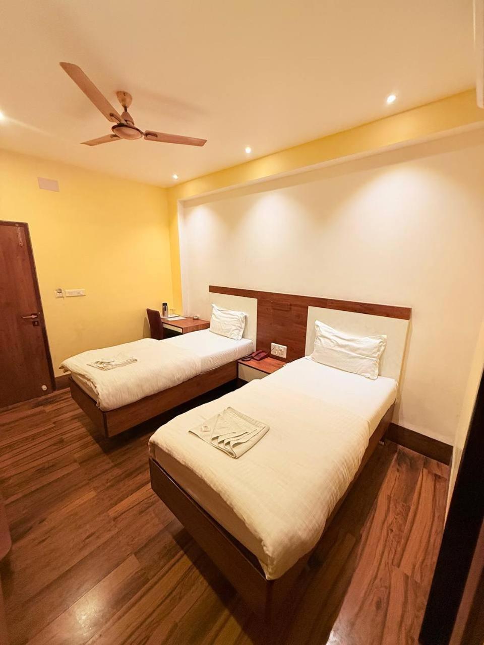 Shivam Hotel Varanasi - Near Kashi Vishwanath Temple With Parking And Lift Екстериор снимка
