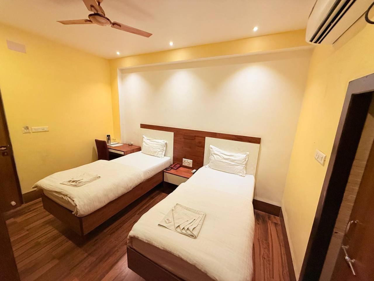 Shivam Hotel Varanasi - Near Kashi Vishwanath Temple With Parking And Lift Екстериор снимка