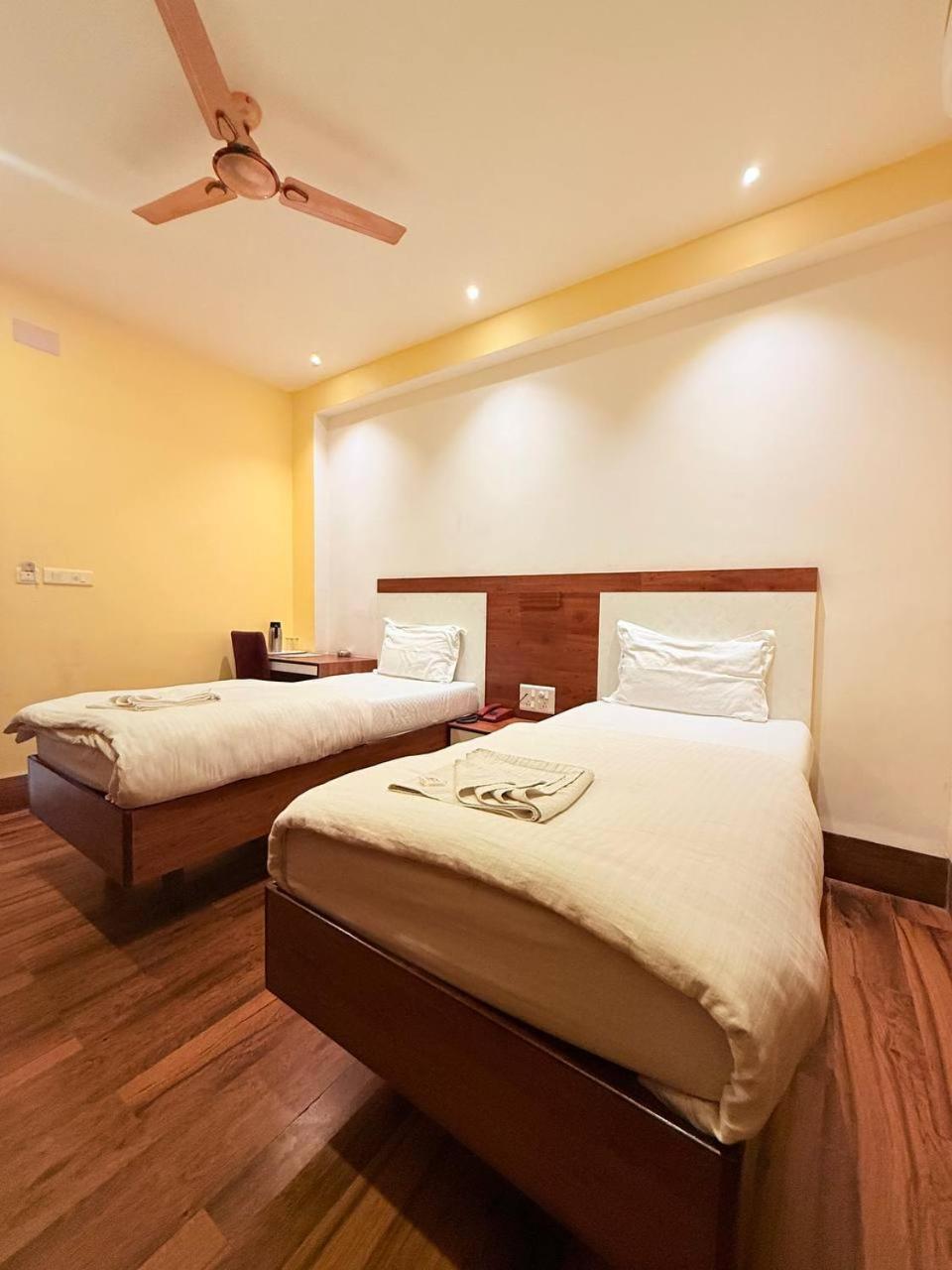 Shivam Hotel Varanasi - Near Kashi Vishwanath Temple With Parking And Lift Екстериор снимка