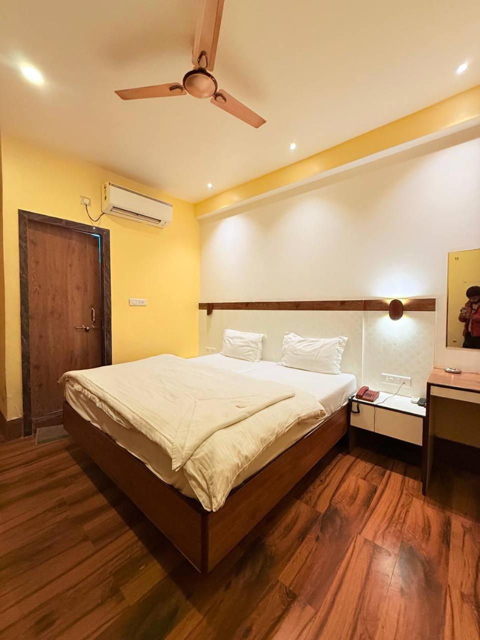 Shivam Hotel Varanasi - Near Kashi Vishwanath Temple With Parking And Lift Екстериор снимка