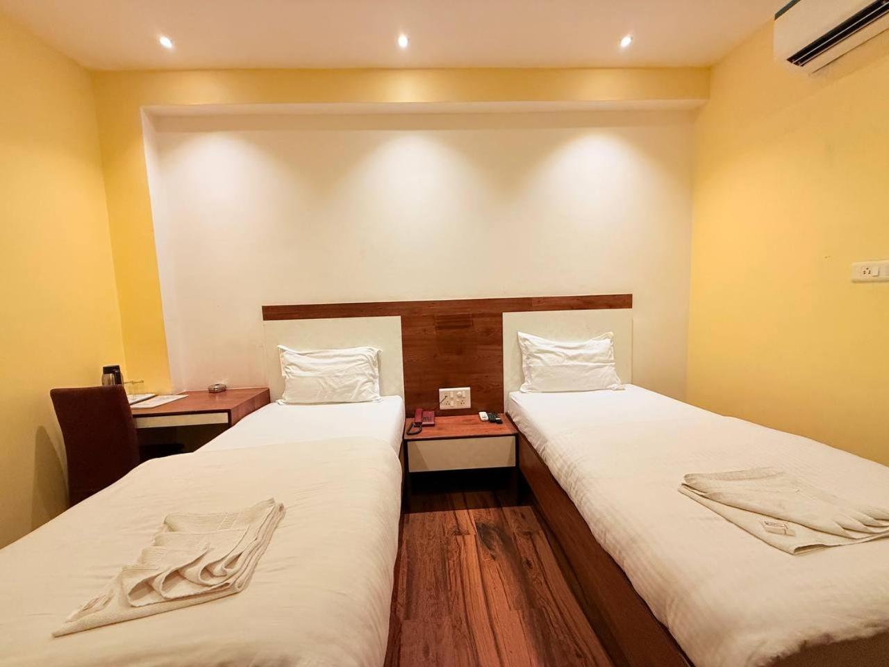 Shivam Hotel Varanasi - Near Kashi Vishwanath Temple With Parking And Lift Екстериор снимка