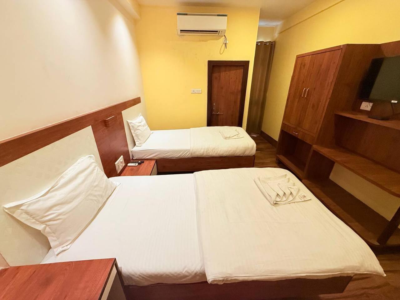 Shivam Hotel Varanasi - Near Kashi Vishwanath Temple With Parking And Lift Екстериор снимка
