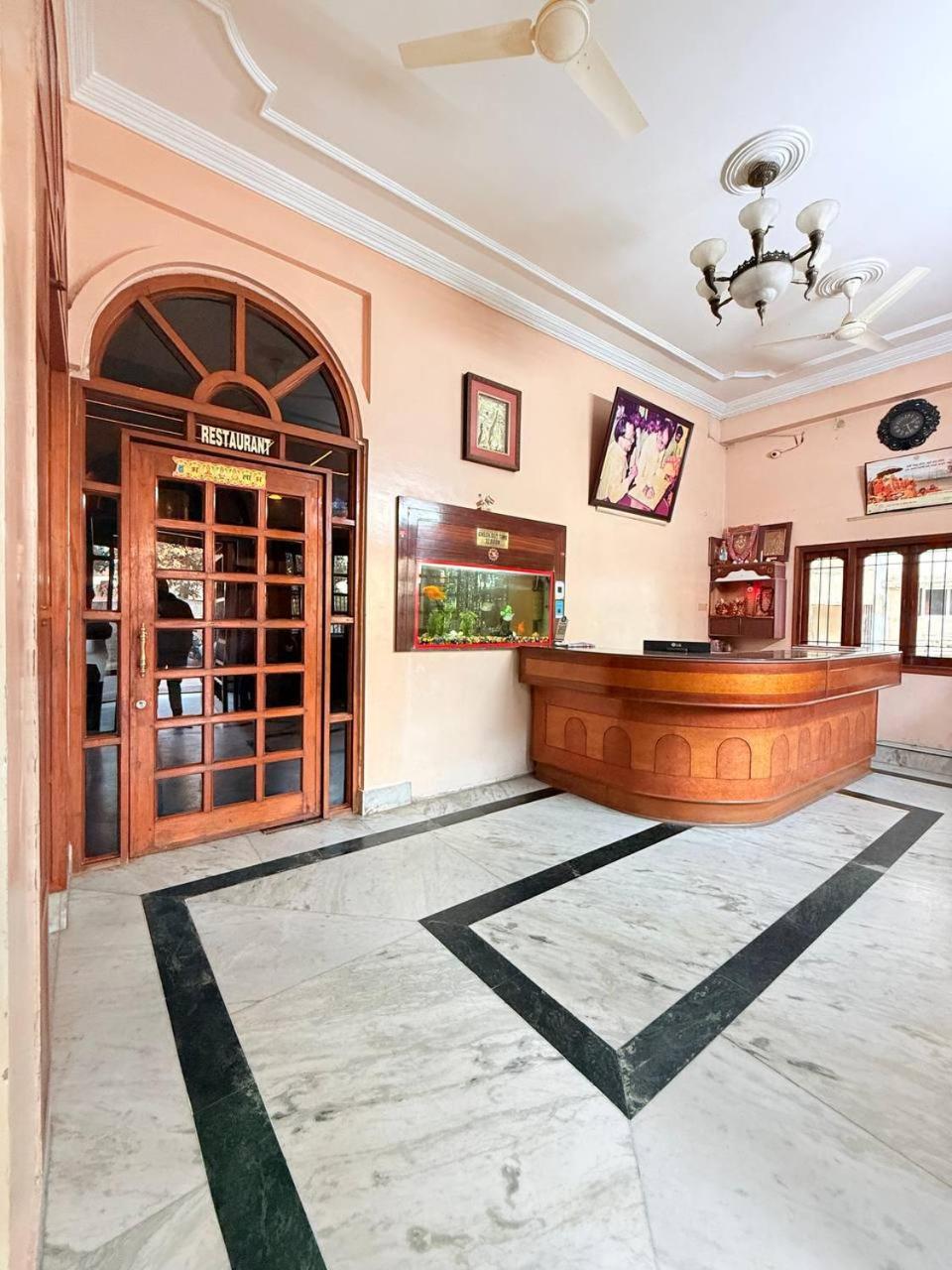Shivam Hotel Varanasi - Near Kashi Vishwanath Temple With Parking And Lift Екстериор снимка