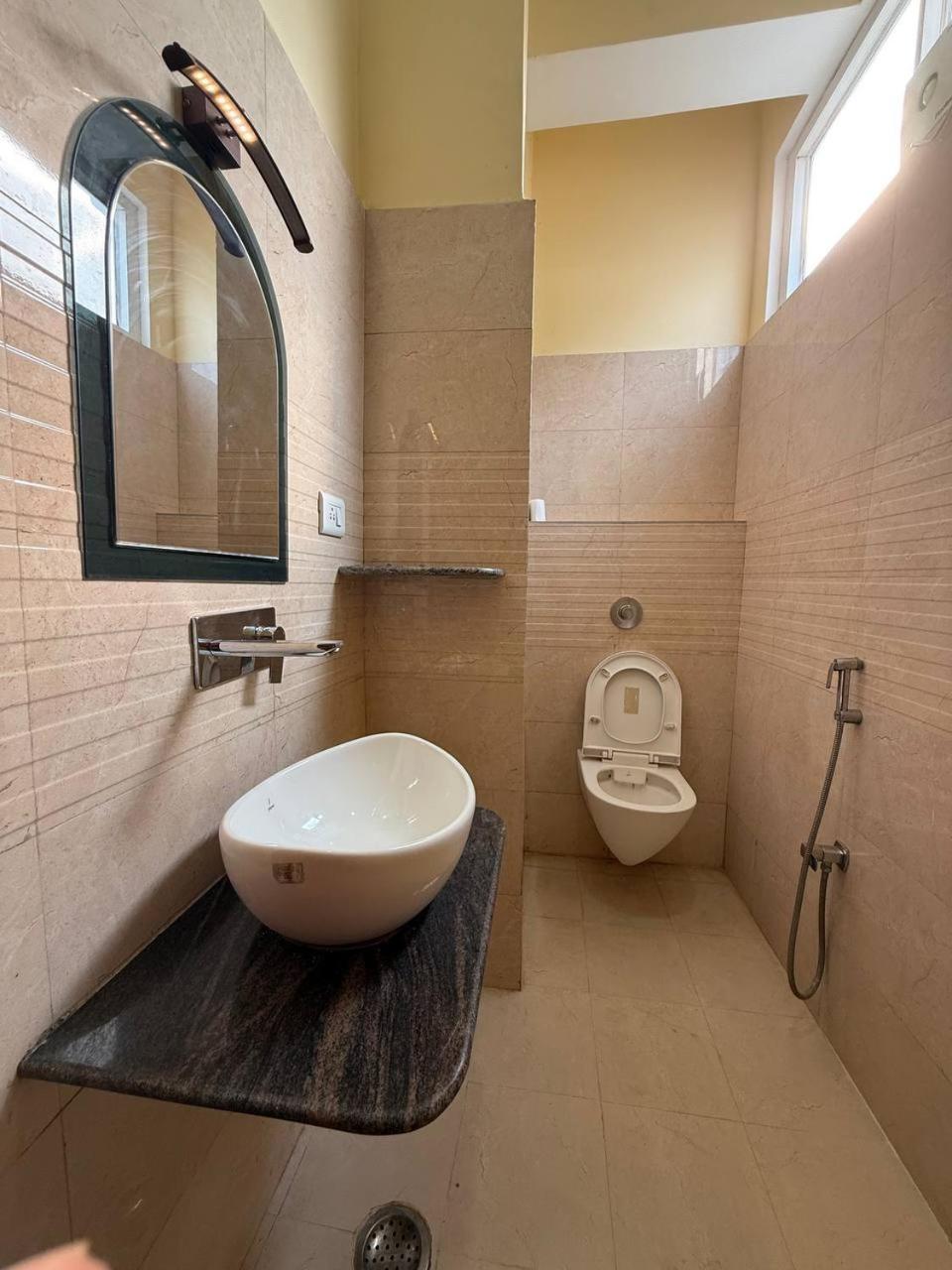 Shivam Hotel Varanasi - Near Kashi Vishwanath Temple With Parking And Lift Екстериор снимка