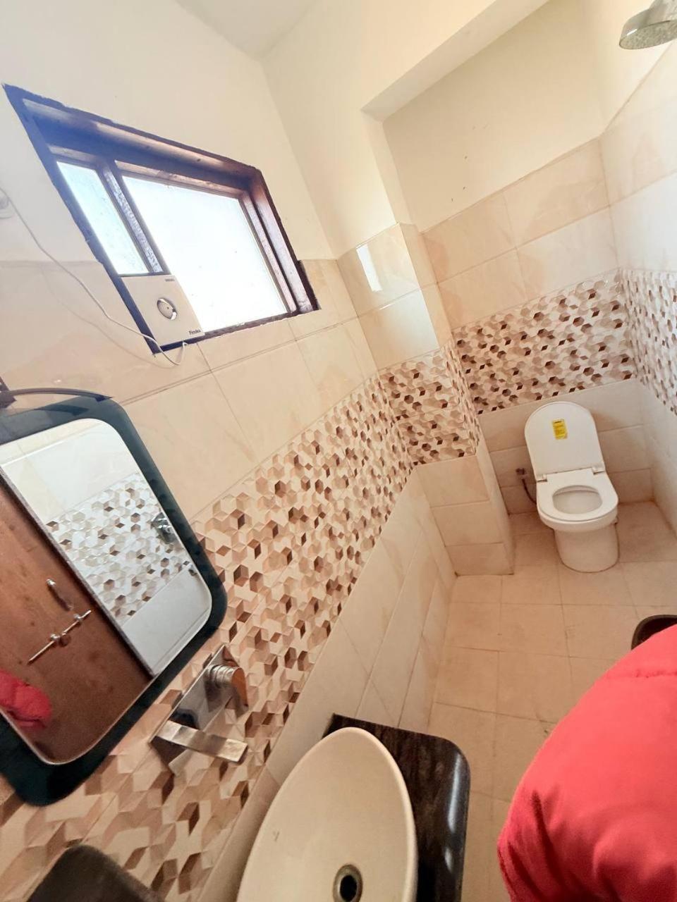 Shivam Hotel Varanasi - Near Kashi Vishwanath Temple With Parking And Lift Екстериор снимка