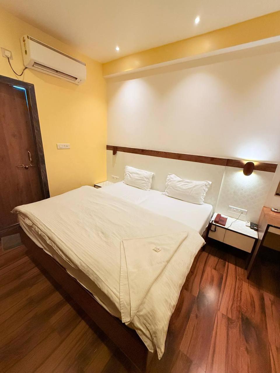 Shivam Hotel Varanasi - Near Kashi Vishwanath Temple With Parking And Lift Екстериор снимка