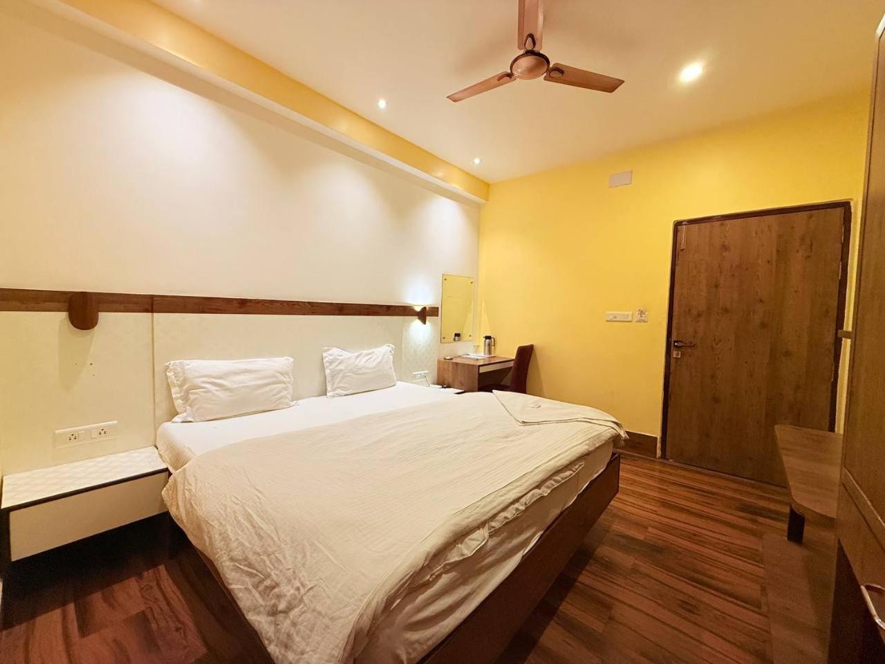 Shivam Hotel Varanasi - Near Kashi Vishwanath Temple With Parking And Lift Екстериор снимка