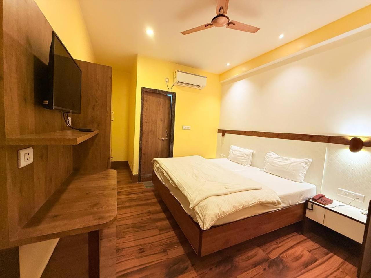 Shivam Hotel Varanasi - Near Kashi Vishwanath Temple With Parking And Lift Екстериор снимка