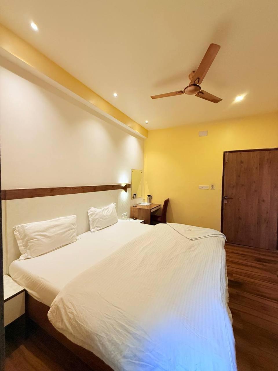 Shivam Hotel Varanasi - Near Kashi Vishwanath Temple With Parking And Lift Екстериор снимка