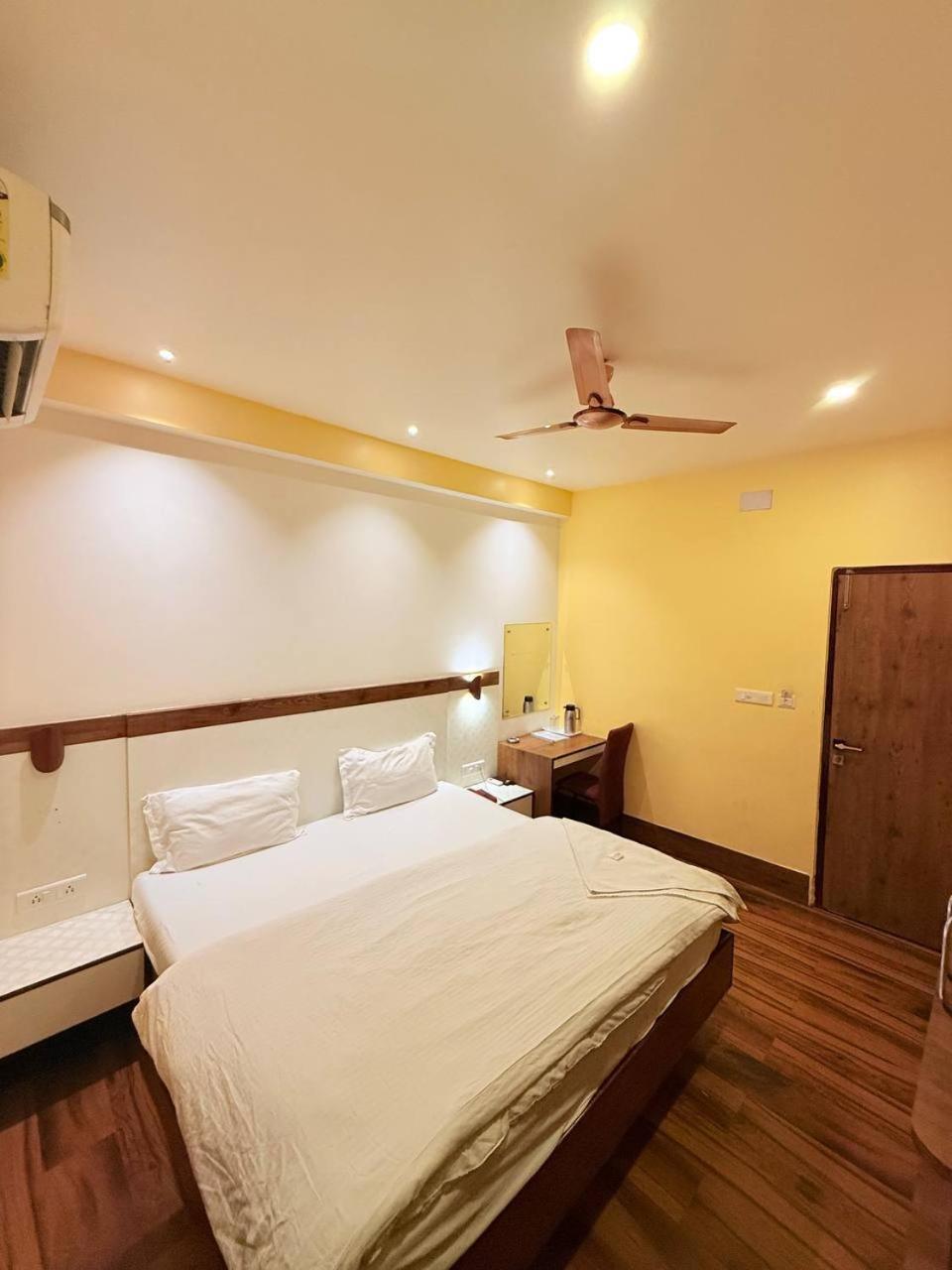 Shivam Hotel Varanasi - Near Kashi Vishwanath Temple With Parking And Lift Екстериор снимка