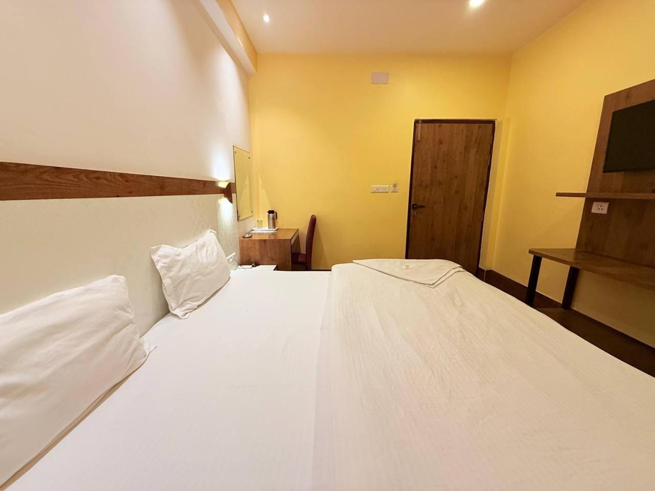 Shivam Hotel Varanasi - Near Kashi Vishwanath Temple With Parking And Lift Екстериор снимка