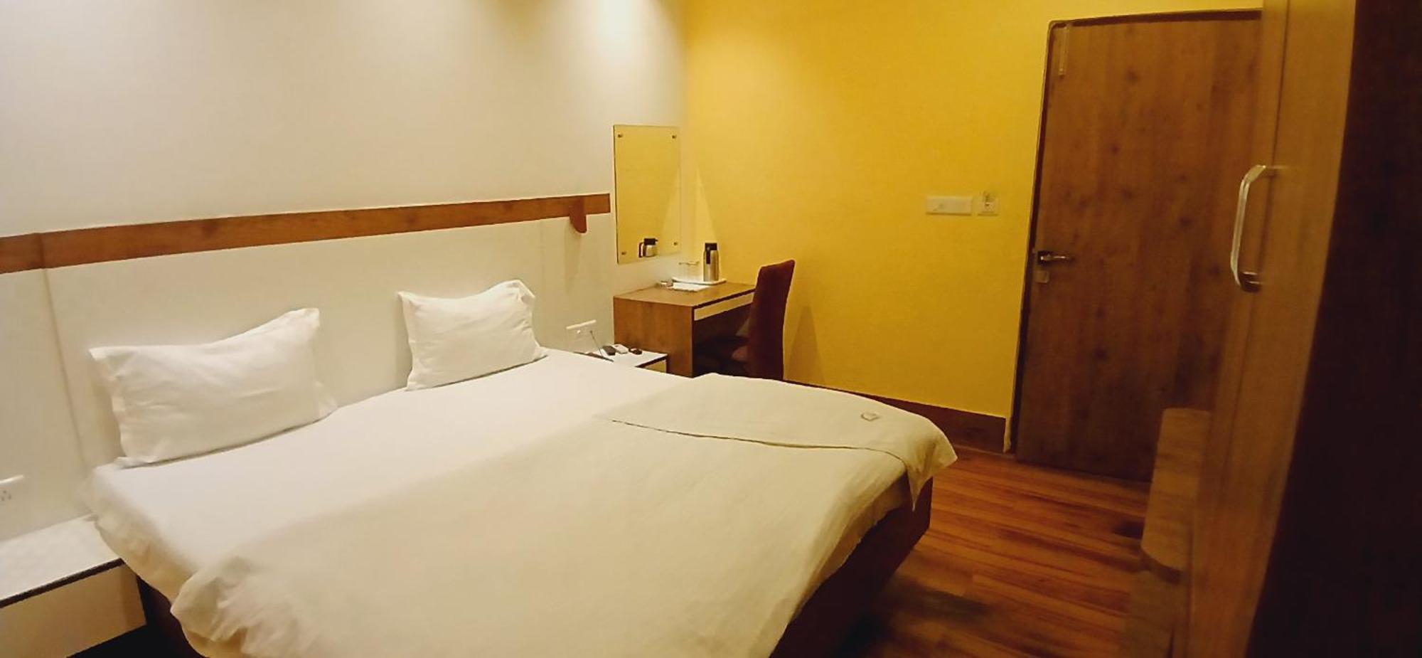 Shivam Hotel Varanasi - Near Kashi Vishwanath Temple With Parking And Lift Екстериор снимка